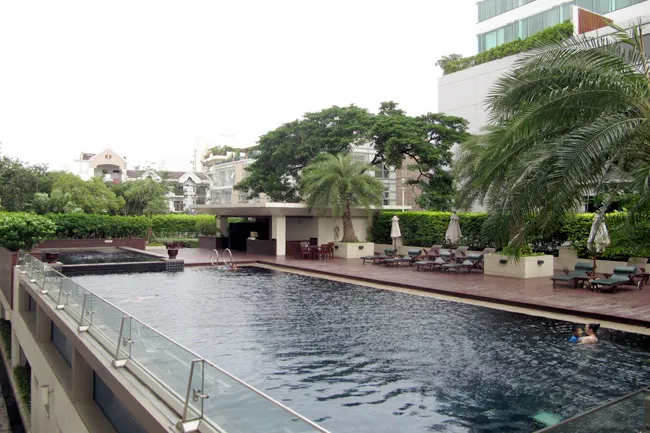 centrepointthonglor-pool