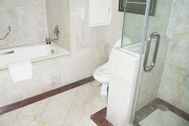 presidentsolitaire-bathroom