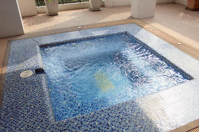 schlossatthonglor-pool2